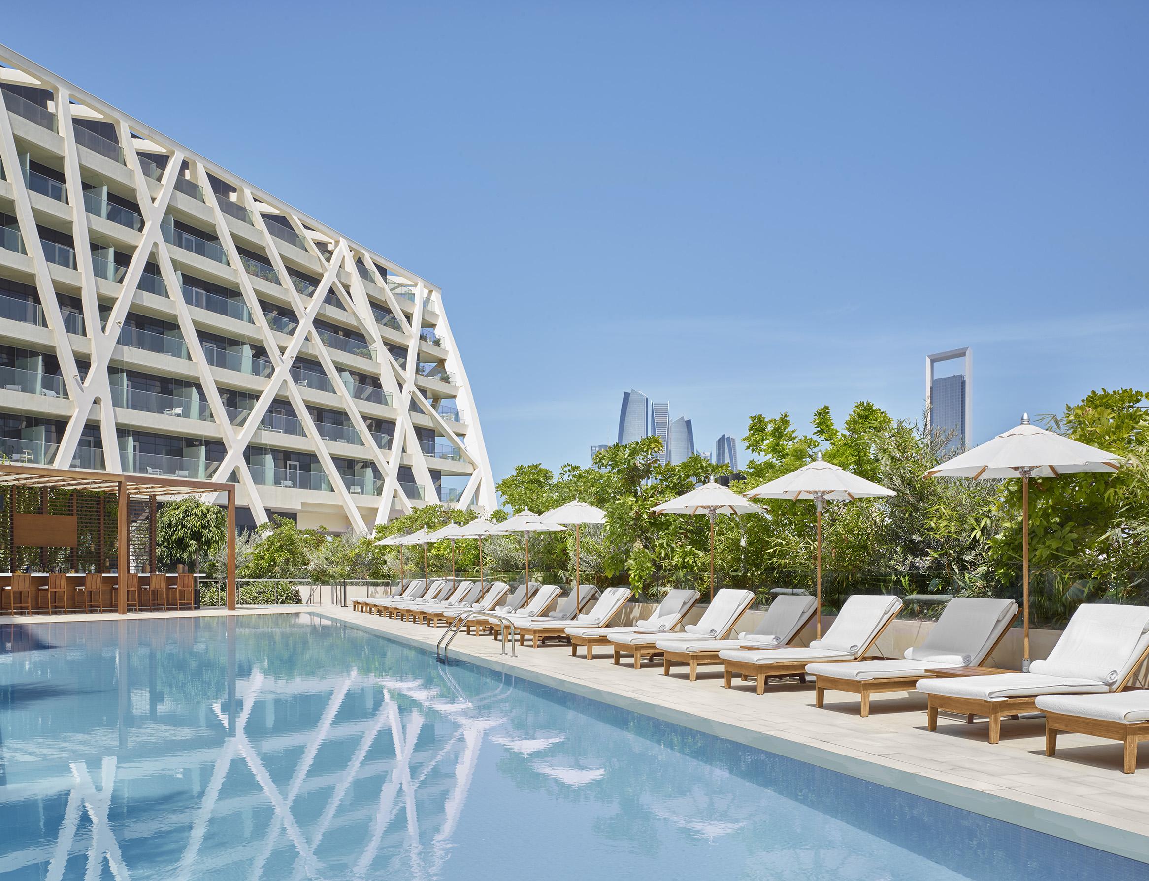 더 아부다비 에디션 외부 사진 The hotel's pool