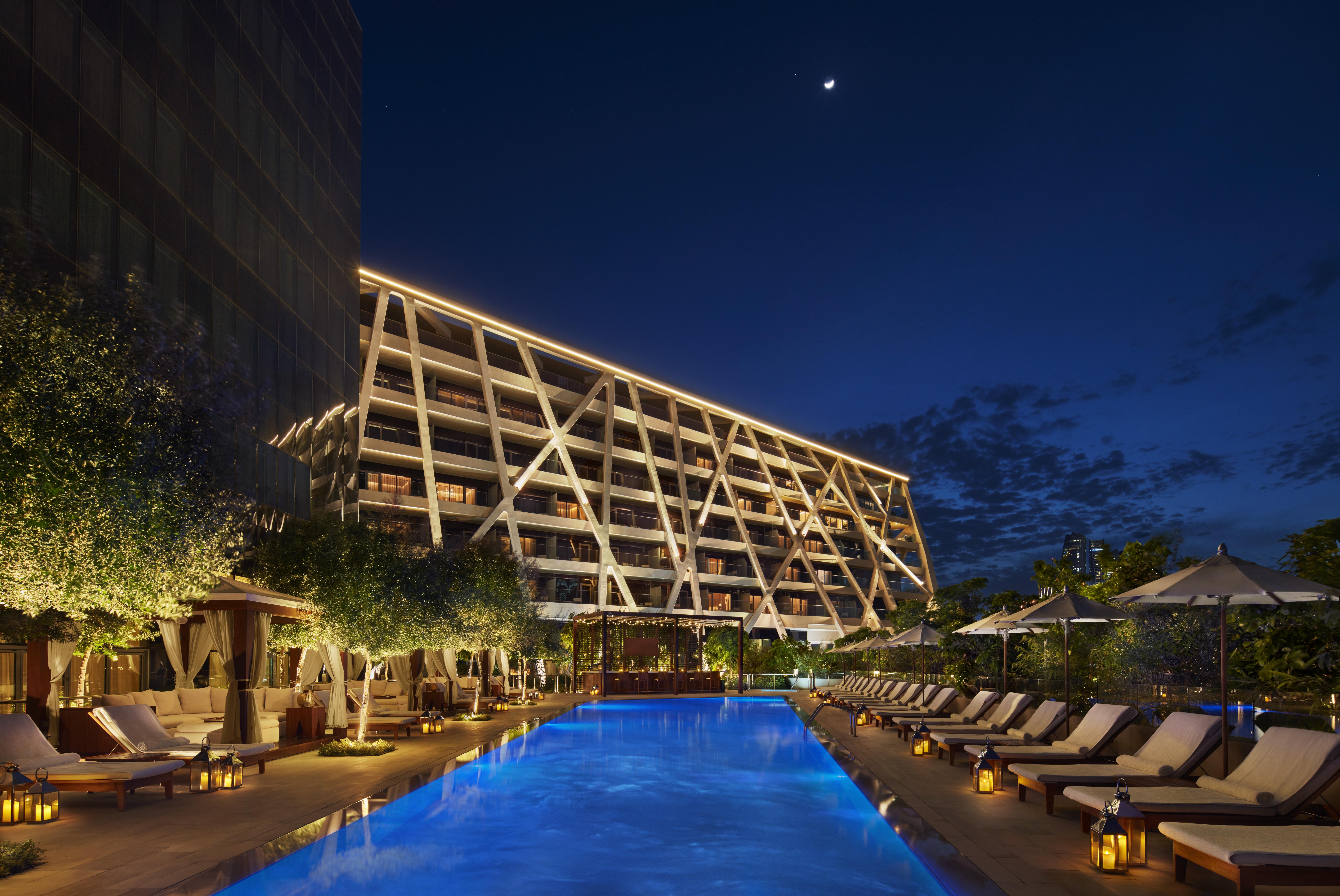 더 아부다비 에디션 외부 사진 The hotel's pool