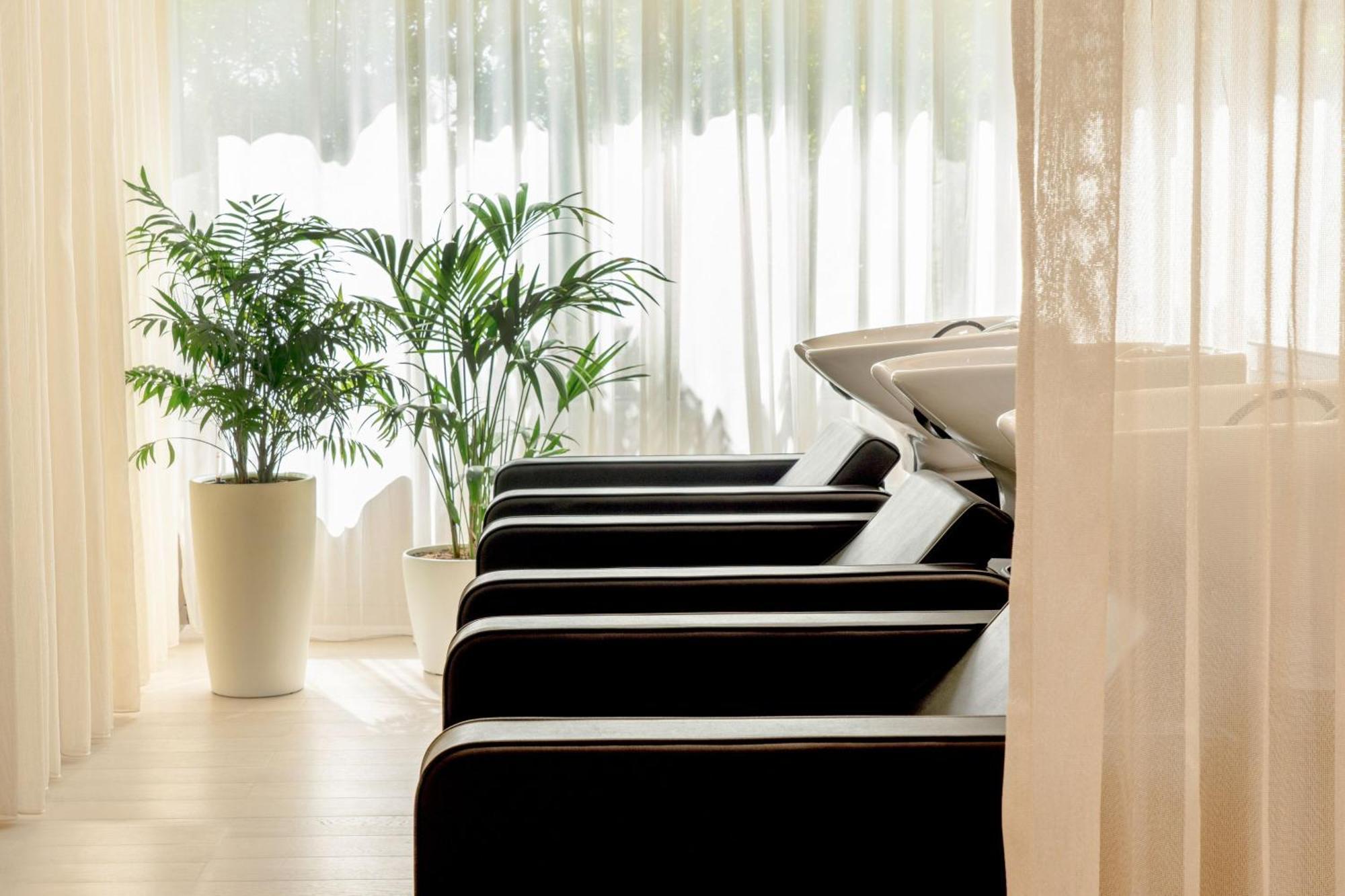 더 아부다비 에디션 외부 사진 A hair salon