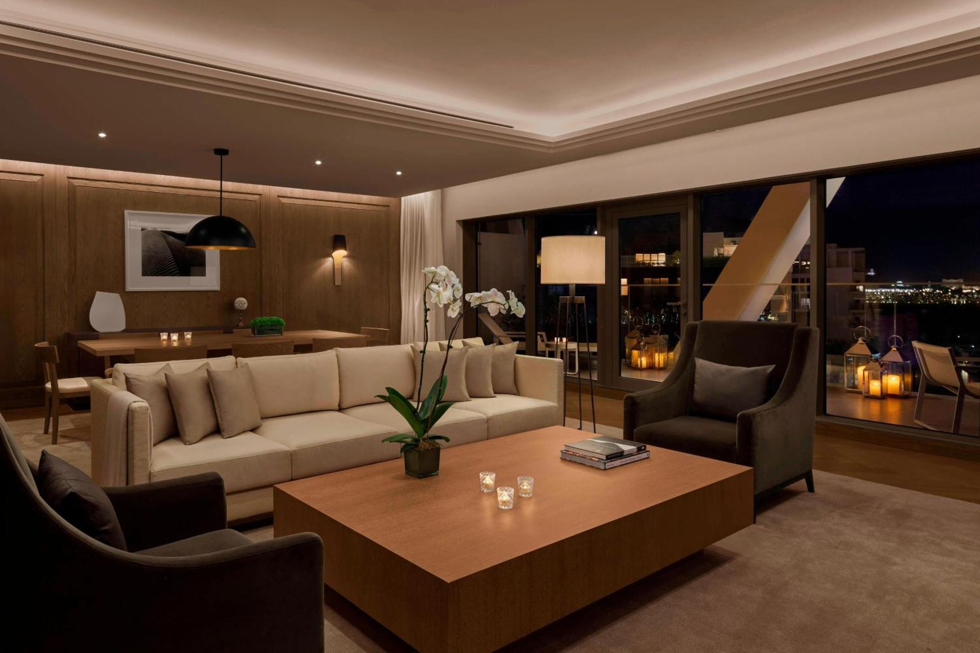 더 아부다비 에디션 외부 사진 The living room of a suite at the Mandarin Oriental, Bangkok