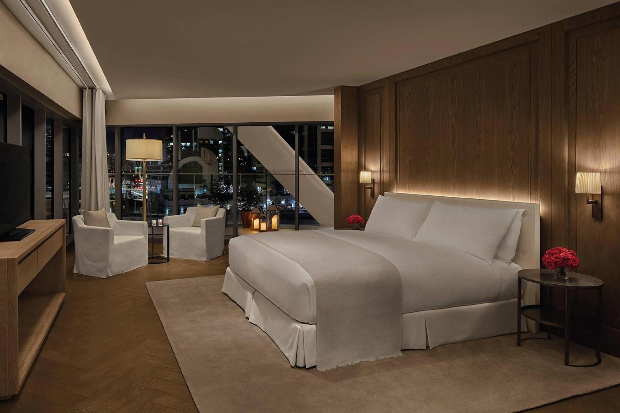 더 아부다비 에디션 외부 사진 A bedroom at the Mandarin Oriental, Hong Kong