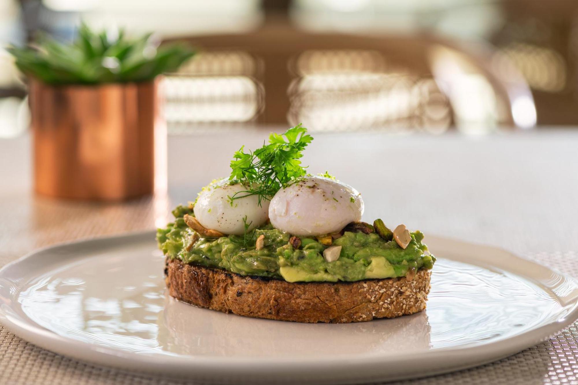 더 아부다비 에디션 외부 사진 Avocado on toast with poached eggs