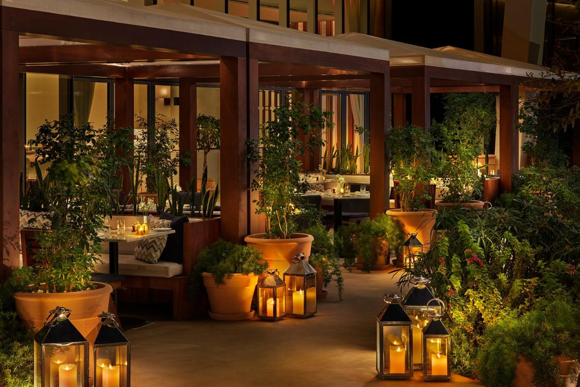 더 아부다비 에디션 외부 사진 The patio at the Mirage