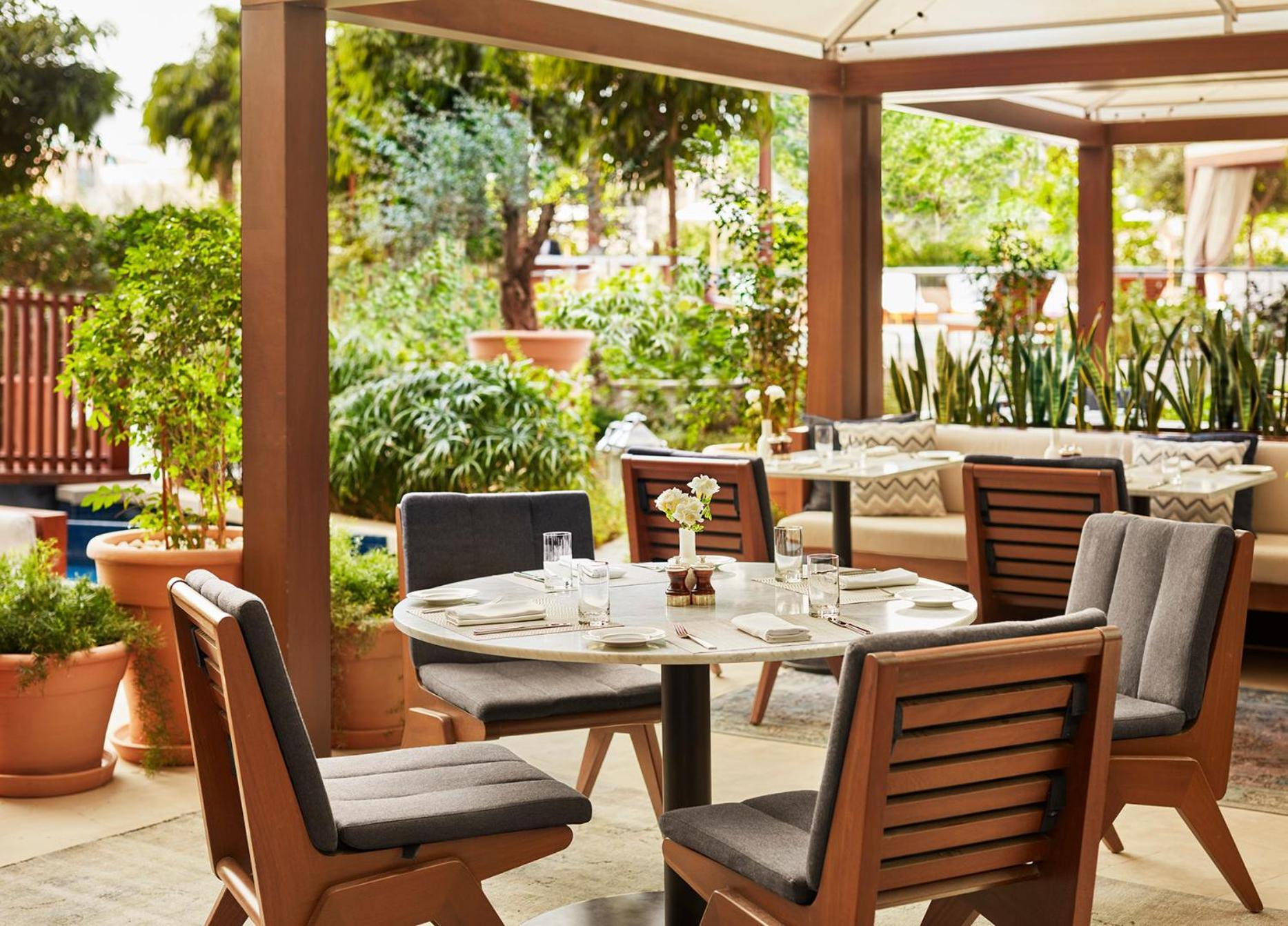 더 아부다비 에디션 외부 사진 The Terrace at the Four Seasons Hotel