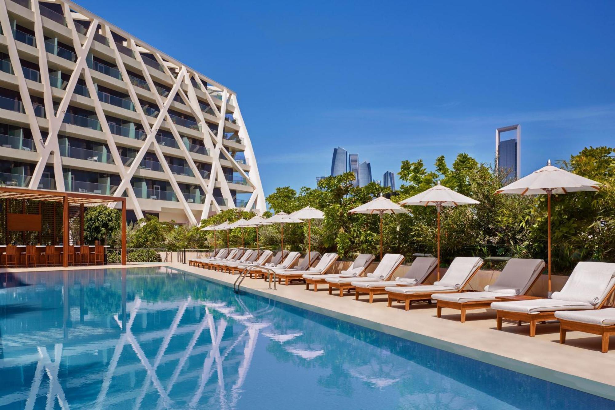더 아부다비 에디션 외부 사진 The hotel's pool